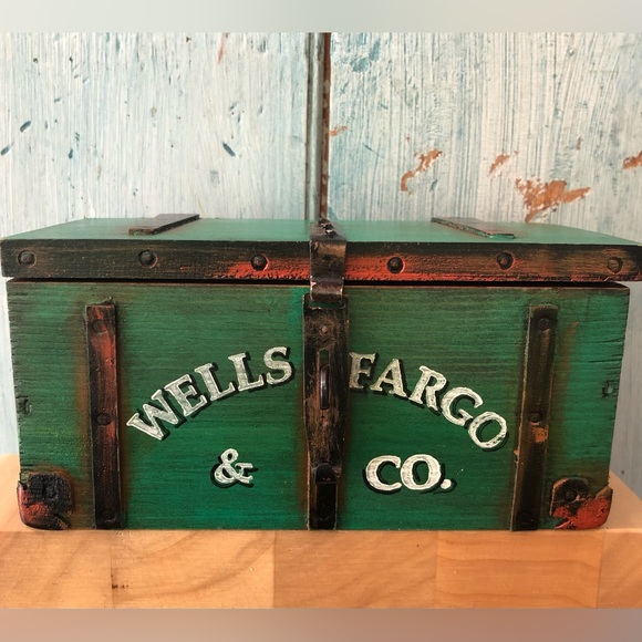 Mini Wells Fargo & Co. green trunk with nailed wooden trim & little metal latch - Picture 2 of 11